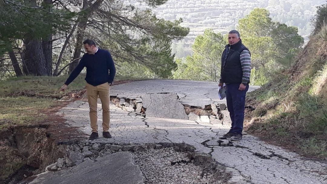 Alejandro Morant, diputado de Carreteras, durante una visita que realizó este invierno para comprobar los daños causados en los caminos de la comarca.