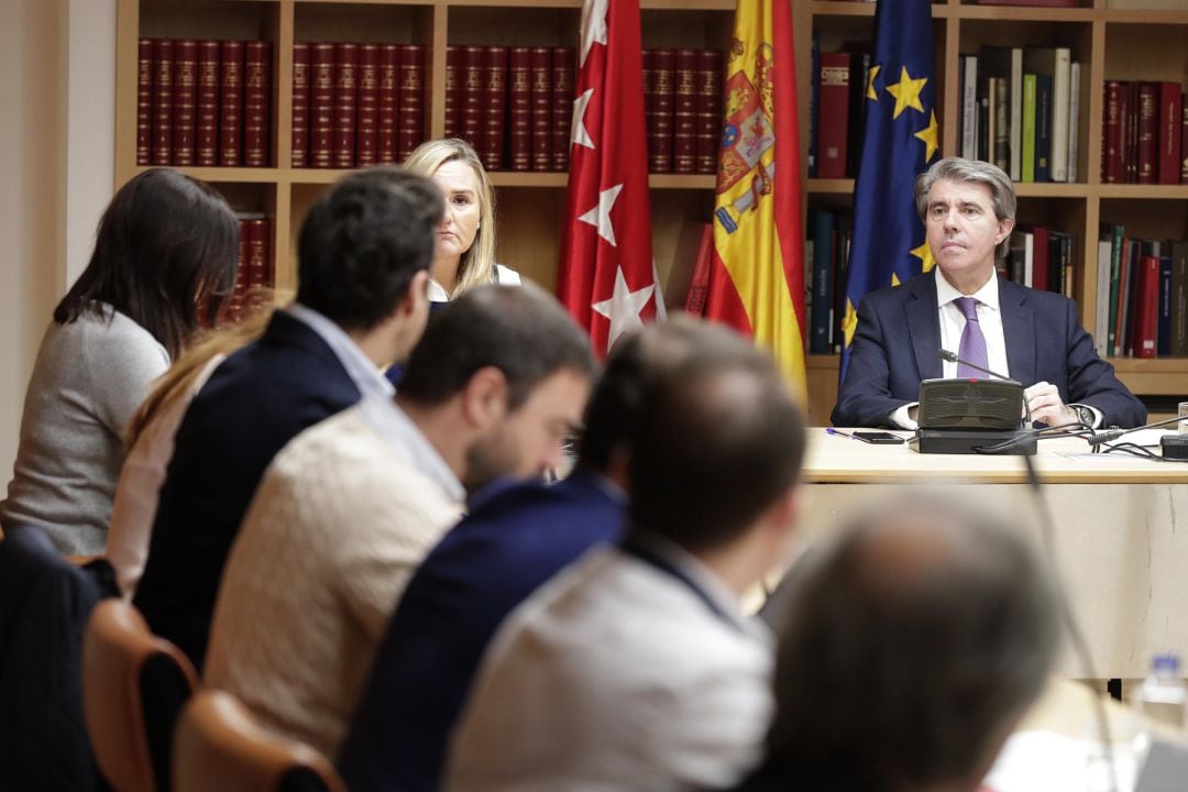 El presidente de la Comunidad de Madrid, Ángel Garrido, con los VTC