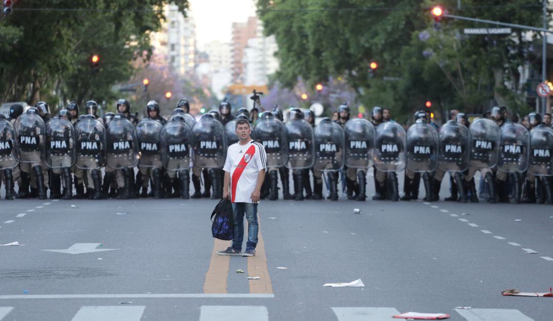 Un aficionado de River, en medio del dispositivo policial del partido suspendido en El Monumental.