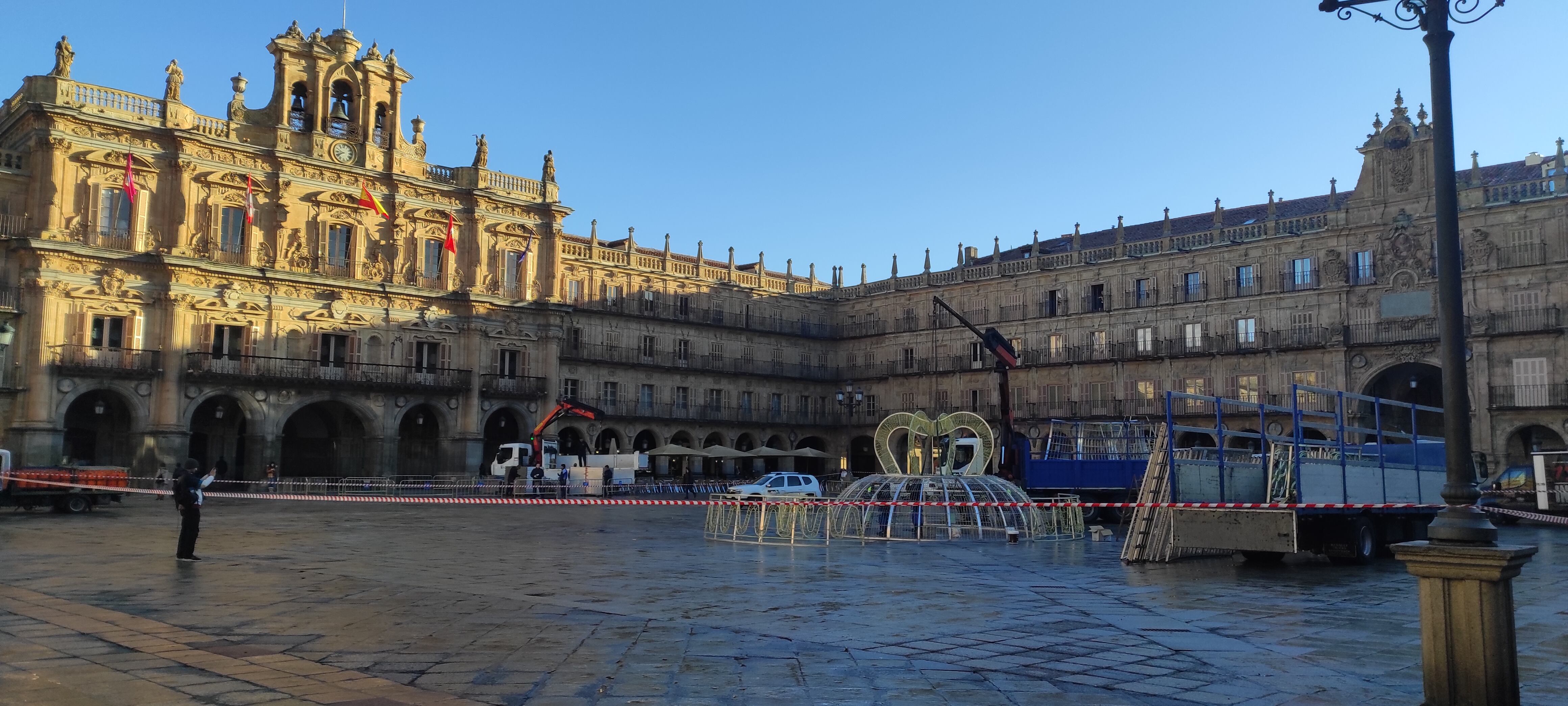 Instalación de la campana gigante de la Plaza Mayor de Salamanca/ Cadena SER