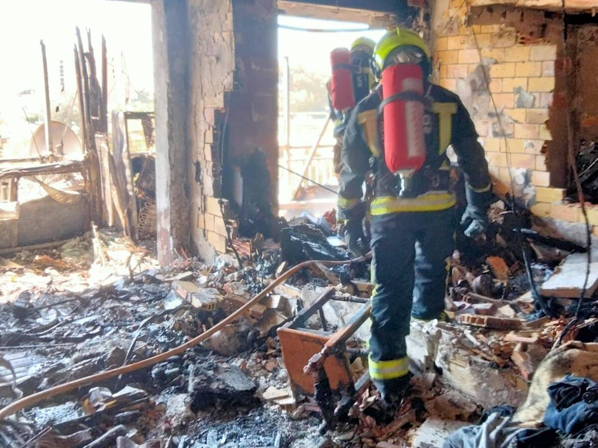 Una mujer de 56 años, herida al intentar rescatar a sus mascotas en un incendio en La Albufereta