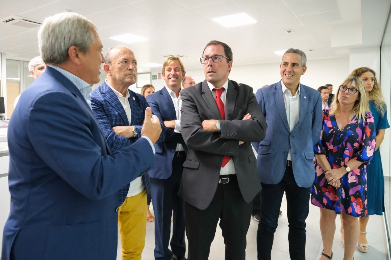 Raúl Blanco, en el centro, durante su visita a las instalaciones de Aspla.