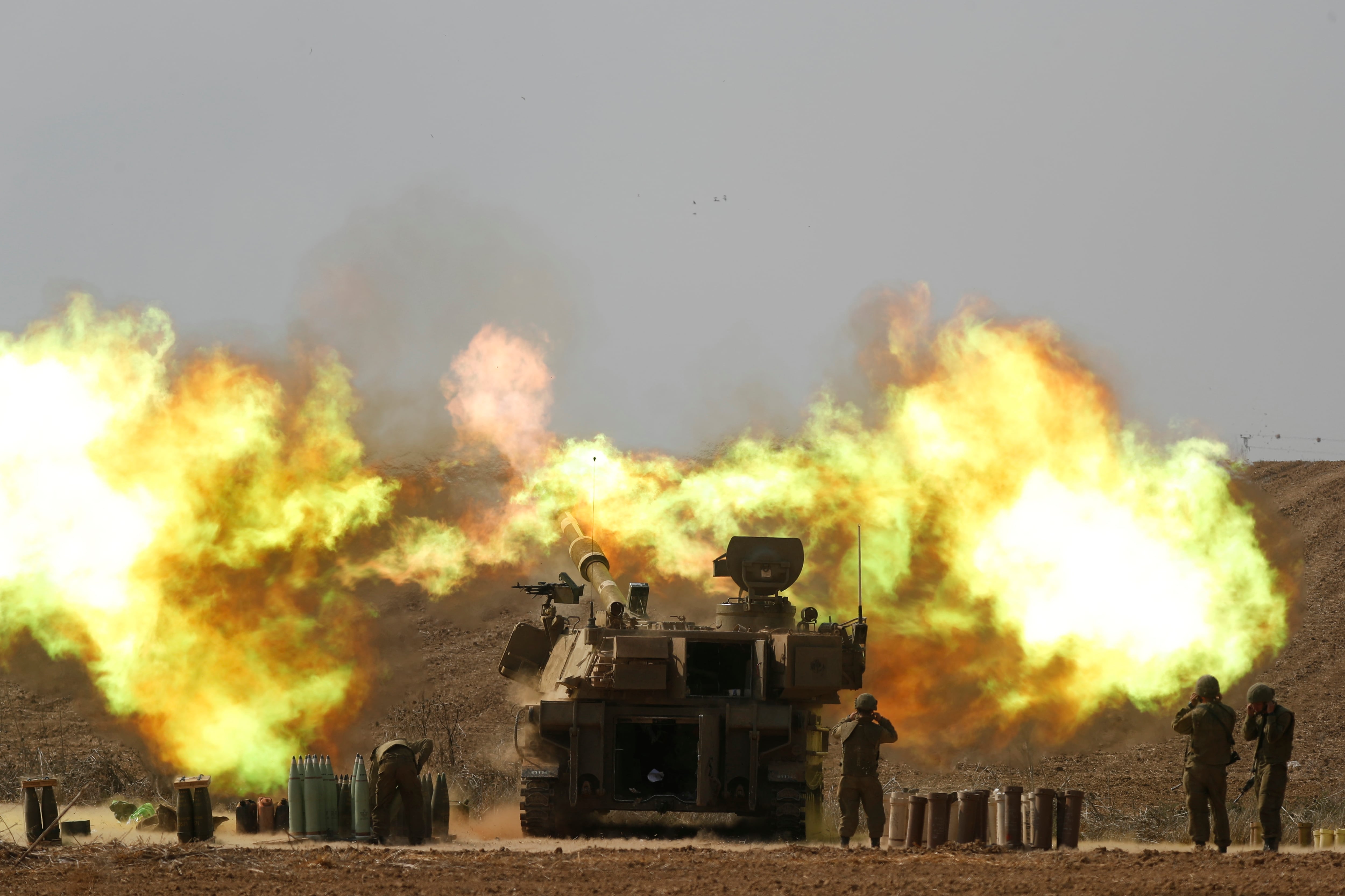 Una unidad de artillería israelí disparando hacia Gaza a lo largo de la frontera en el sur de Israel