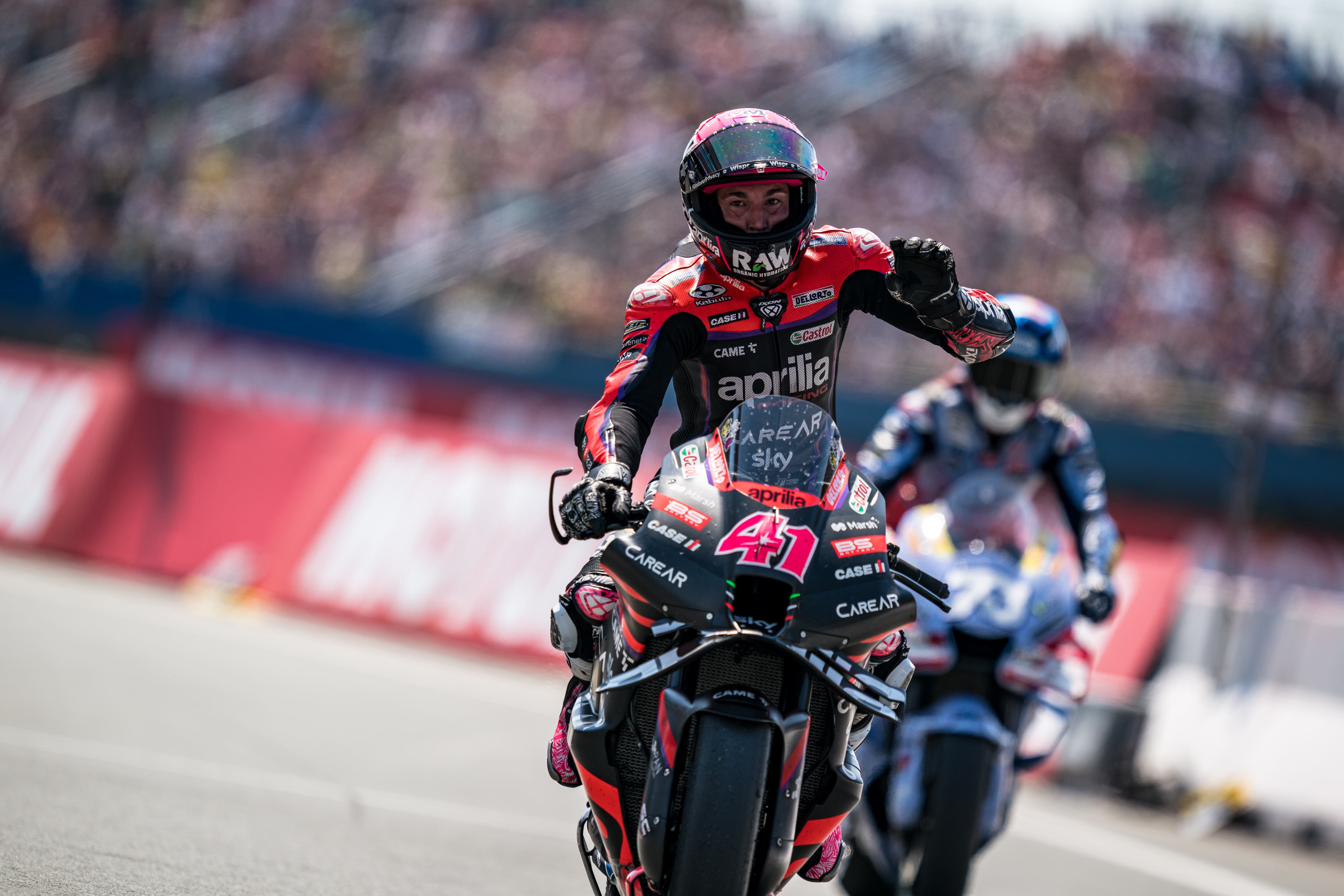 Aleix Espargaró celebra su triunfo en el Gran Premio de Gran Bretaña. (Photo by Steve Wobser/Getty Images)