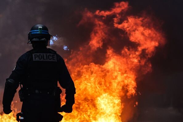 Un agente de policía francés durante las protestas contra la reforma de las pensiones, el sábado al sur de París