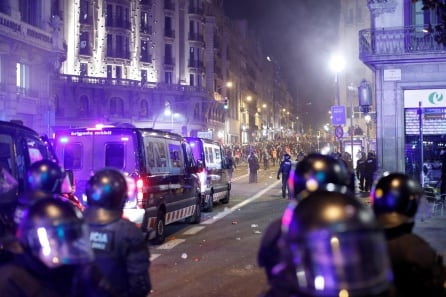 Mossos d&#039;esquadra dispersan a las miles de personas que se concentraban ante la Jefatura de la Policía Nacional de la Via Laietana