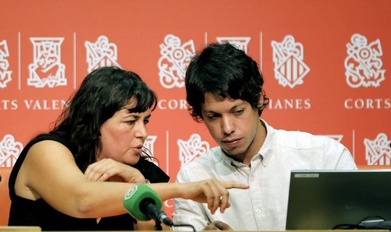 La secretaria de Acción Institucional de Podemos, Auxiliadora Honorato, y Segundo González, responsable del área de Finanzas y Transparencia, durante la rueda de prensa que han ofrecido hoy en Valencia.