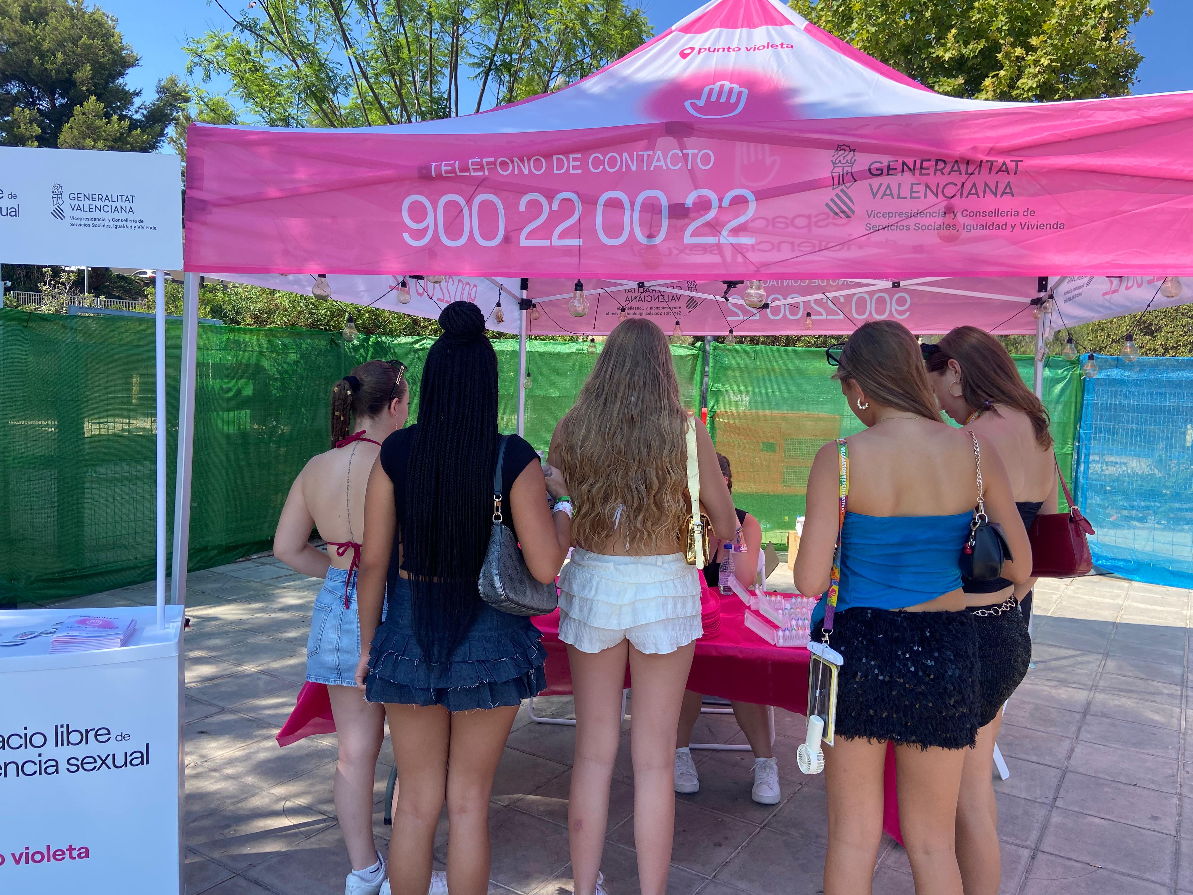 Punto Violeta en uno de los festivales de música de la Comunitat Valenciana este 2025.