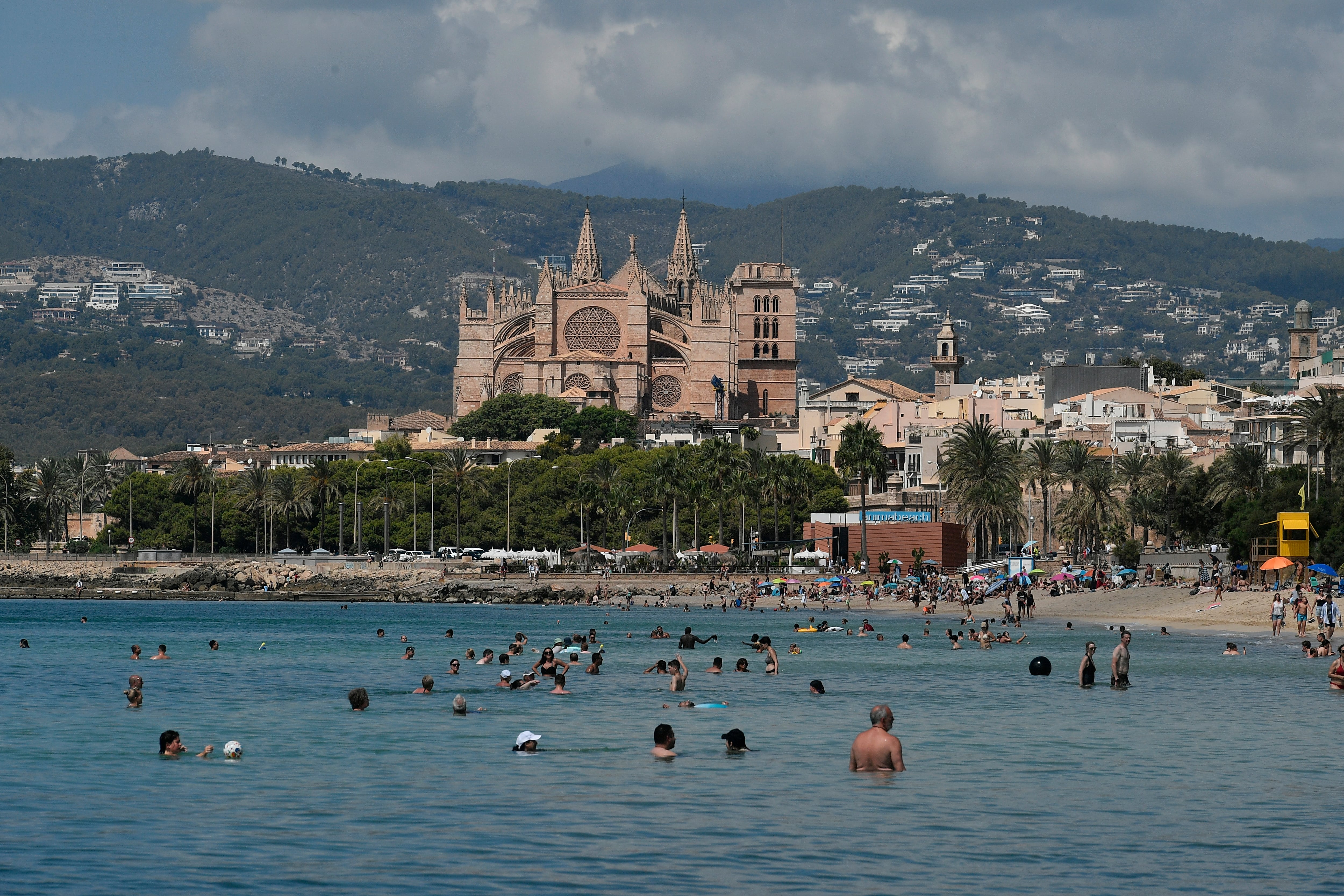 Gente nadando en la playa de Can Pere Antoni, en Palma.