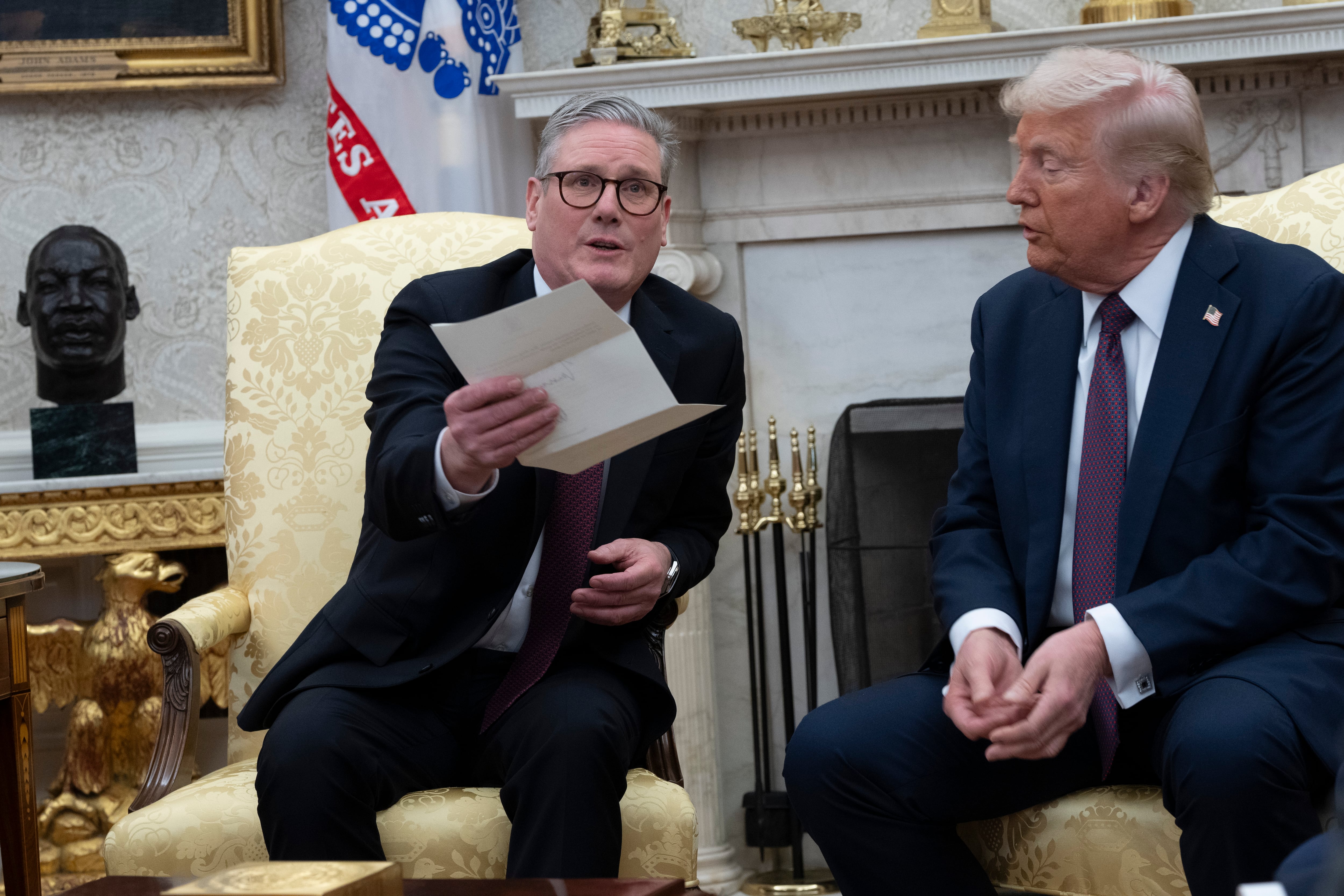 El presidente de Estados Unidos, Donald Trump, y el primer ministro británico, Keir Starmer, en el despacho Oval