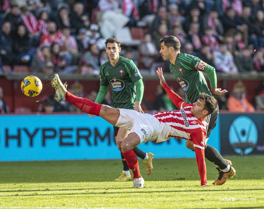 Álex López, en una jugada del Sporting-Racing de esta temporada (foto: LaLiga)