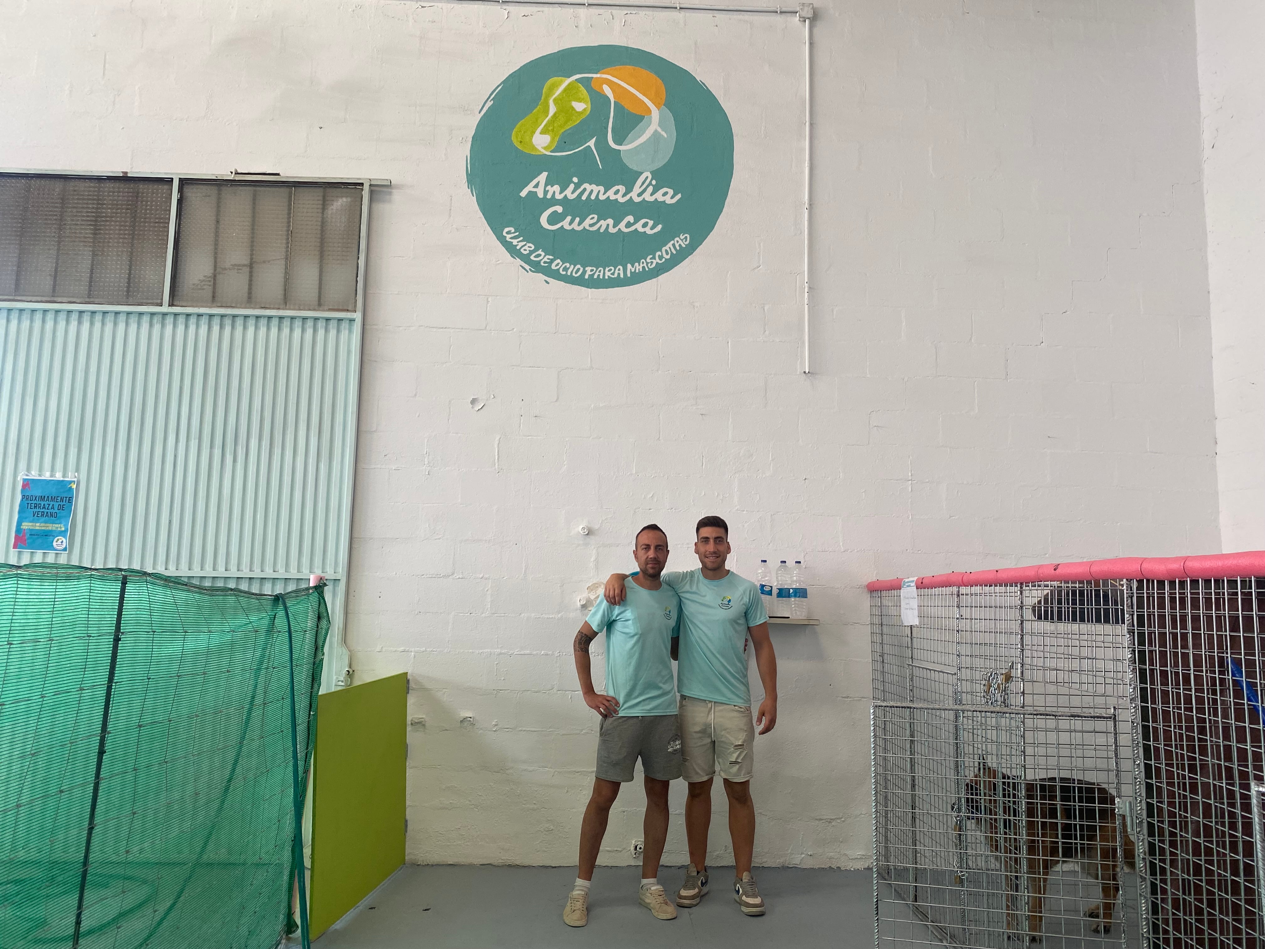 Edgar Prieto y Nelson Fuentes con las mascotas en las instalaciones de Animalia Cuenca.