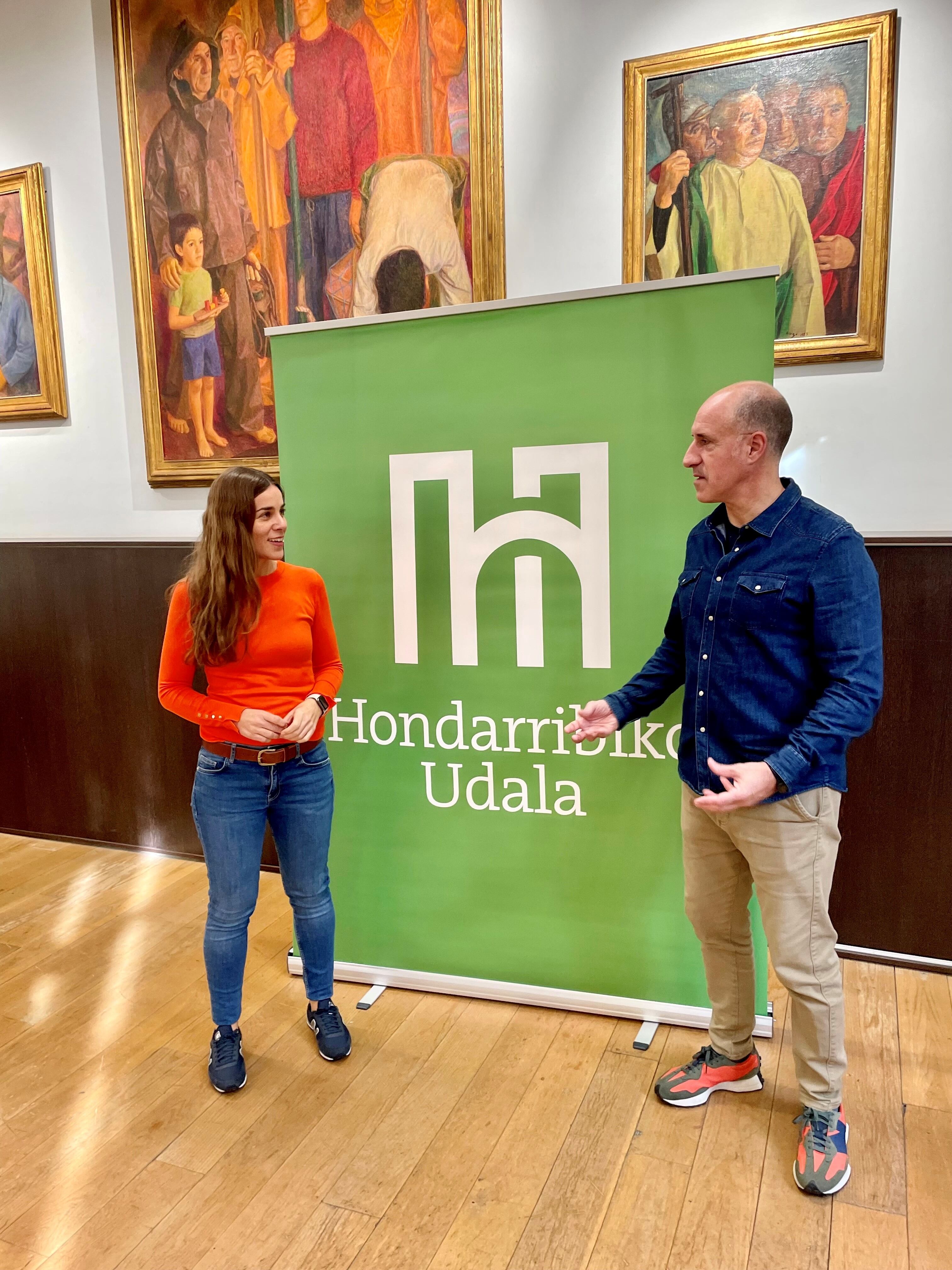 María Serrano y kalixa Silanes, en la presentación de las actividades de la Navidad en Hondarribia