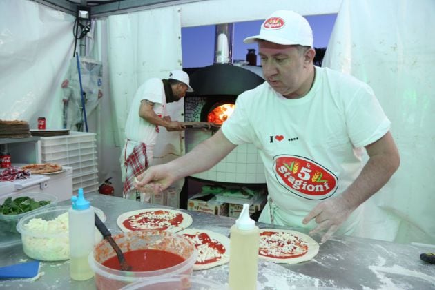 Personal de Los Napolitanos, en acción con el horno de leña a punto