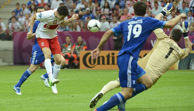 El jugador polaco Robert Lewandowski  marca de cabeza el 1-0 contra Grecia durante el partido del grupo A de la Eurocopa 2012 entre las selecciones de Grecia y Polonia, hoy viernes 8 de junio en el Estadio Nacional de Varsovia, Polonia