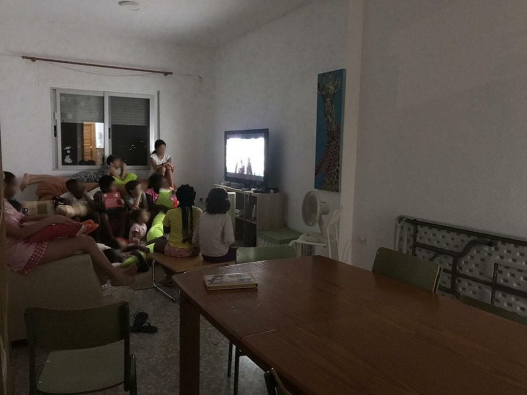 Los niños y niñas del Preventorio Infantil viendo la tele en una foto compartida en su Facebook. 