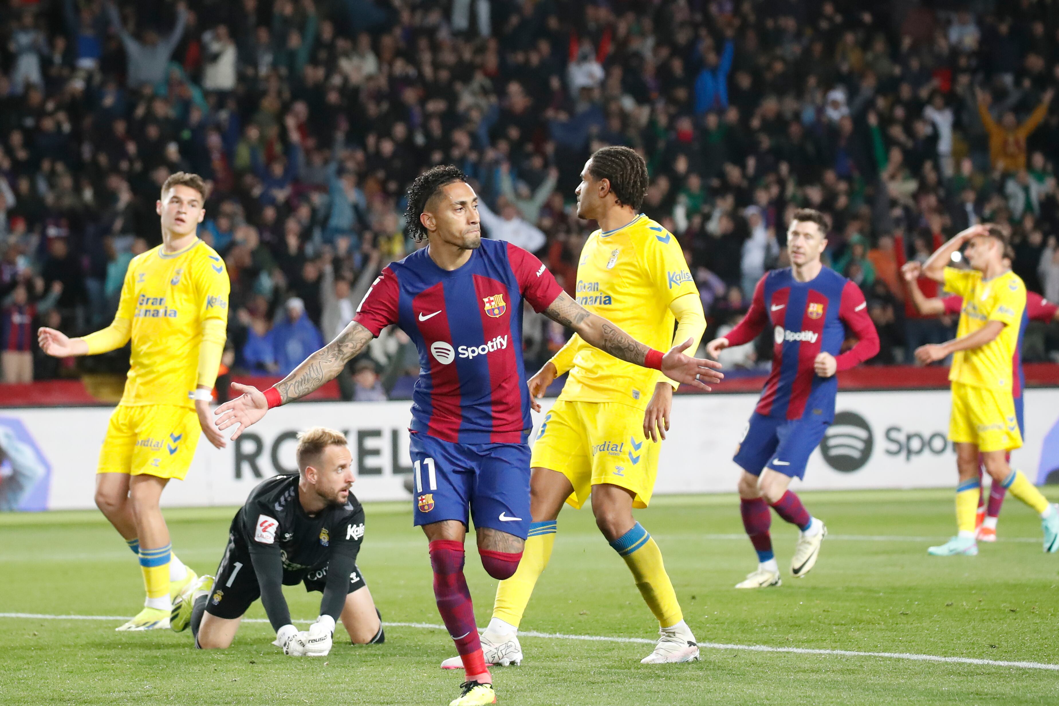 BARCELONA, 30/03/2024.- El delantero brasileño del FC Barcelona Raphinha celebra su gol, primero del equipo blaugrana, durante el partido de la jornada 30 de LaLiga que FC Barcelona y UD Las Palmas disputan hoy sábado en el estadio olímpico Lluís Companys. EFE/ Marta Pérez
