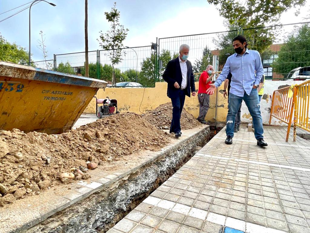 El alcalde y el vicealcalde de Sanse, Narciso Romero (PSOE) y Miguel Ángel Martín Perdiguero (CS) visitan las obras de un centro educativo del municipio