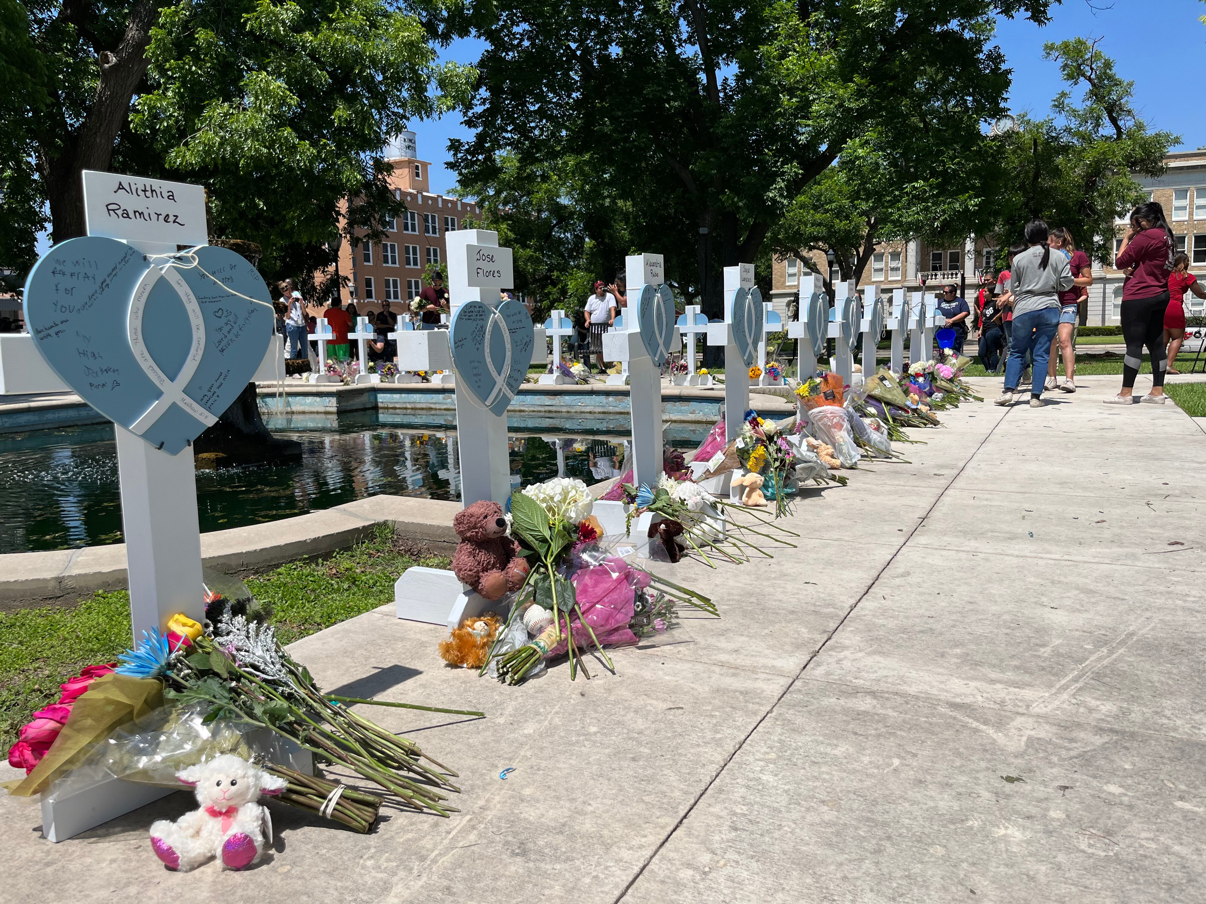 Cruces instaladas en memoria de las víctimas asesinadas en la masacre de la escuela primaria Robb, en la plaza central de Uvalde, Texas (EE.UU).