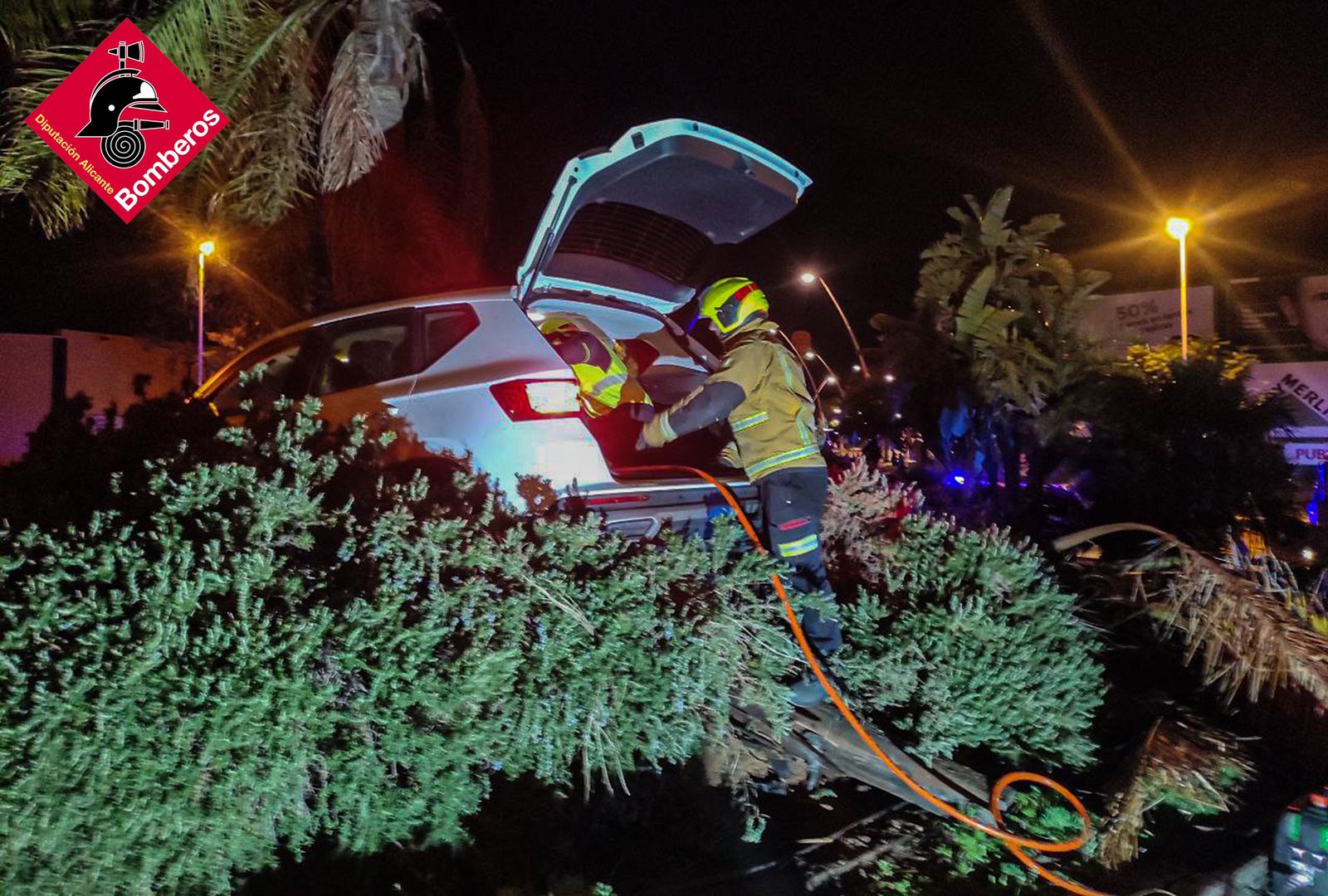 Los bomberos del Consorcio Provincial excarcelan al conductor herido en Pilar de la Horadada