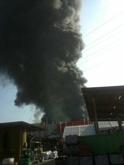 Una intensa humareda se puede ver en toda la zona