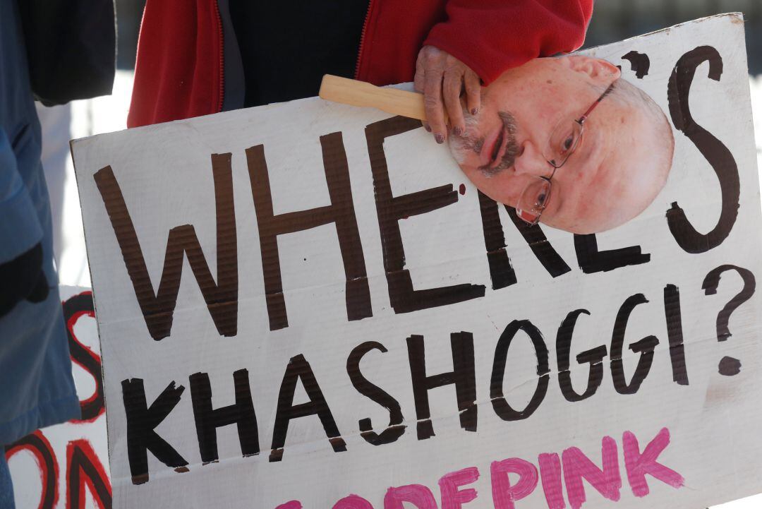 &quot;Dónde está Khashoggi?&quot; dice la pancarta de un activista que partidicó este fin de semana en una protesta contra el asesinato del periodista Jamal Khashoggi