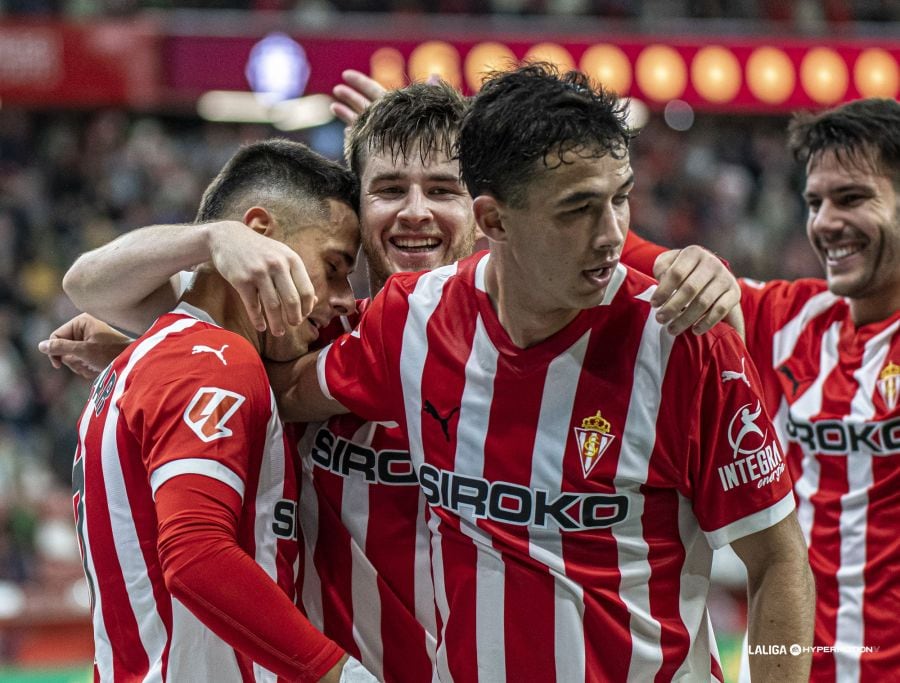 Los jugadores del Sporting abrazan a Gaspar tras marcar el 2-0 ante el Huesca.