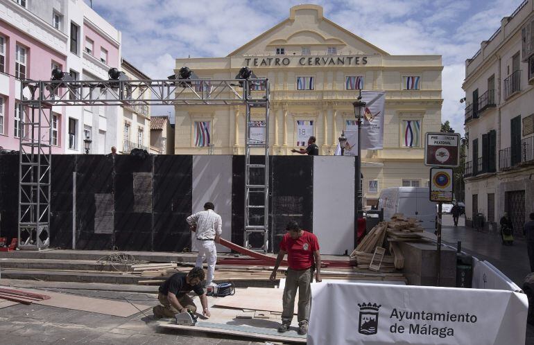 GRA376. MÁLAGA.16/04/2015. Unos trabajadores ultiman los preparativos en los alrededores del Teatro Cervantes de Málaga donde mañana viernes se inaugurará la decimoctava edición del Festival de Cine Español, consolidado ya como la gran cita que la convier