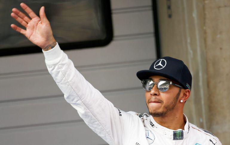 Hamilton saluda a sus seguidores en China