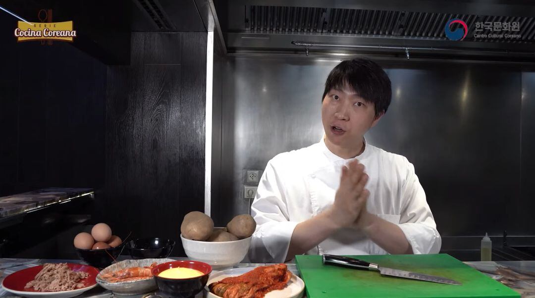 El chef coreano  Luke Jang ha sido el encargado de impartir del taller &#039;on line&#039; de cocina con kimchi.