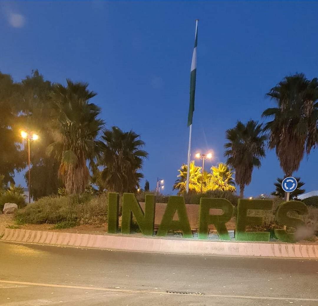 Letras decorativas en la rotonda de acceso a Linares del Polígono de Los Jarales.