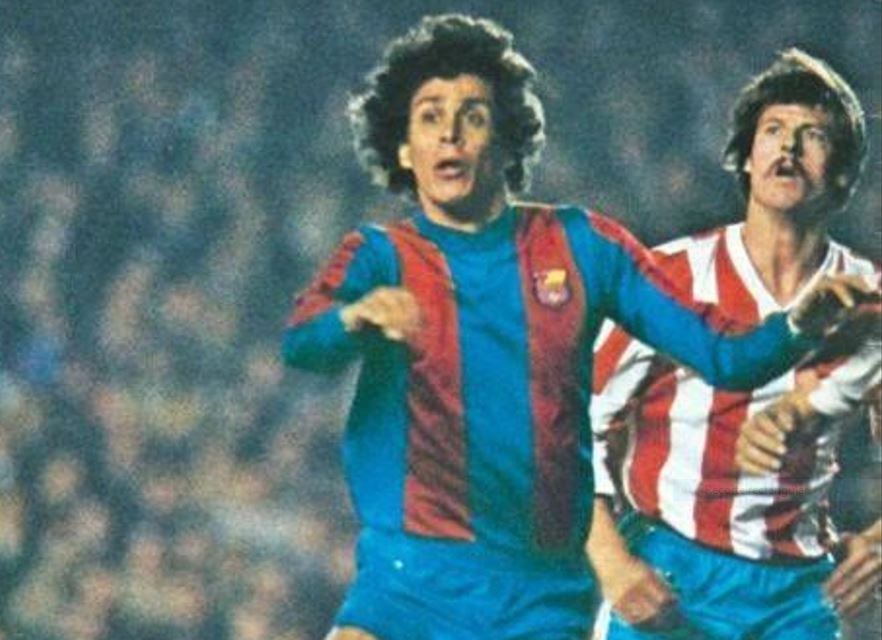Roberto Dinamita marcado por Maxi en la temporada 1979-80.
