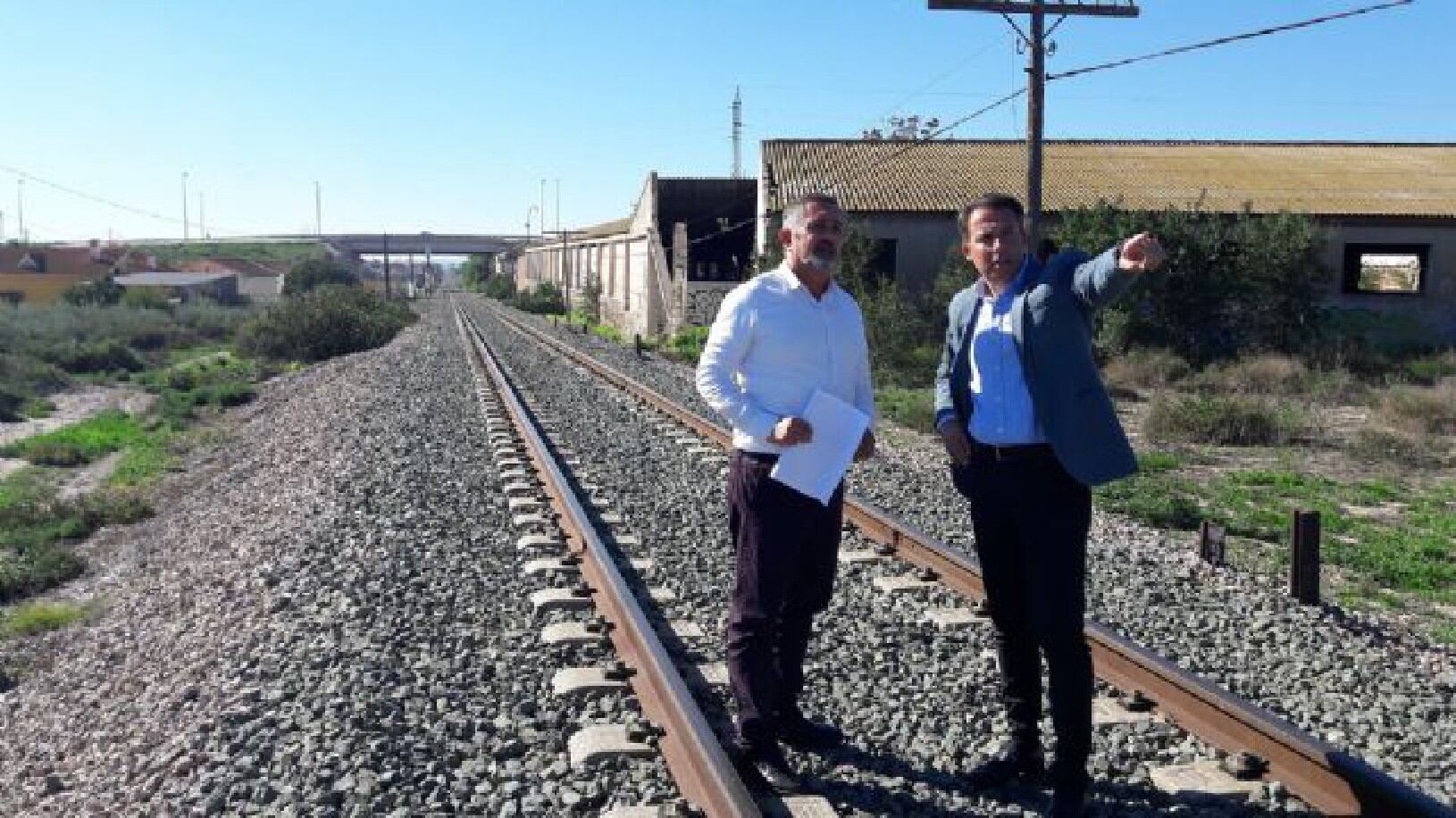 Fulgencio Gil, alcalde de Lorca y Ángel Meca, concejal de Infraestructuras supervisan las vías del tren en Lorca