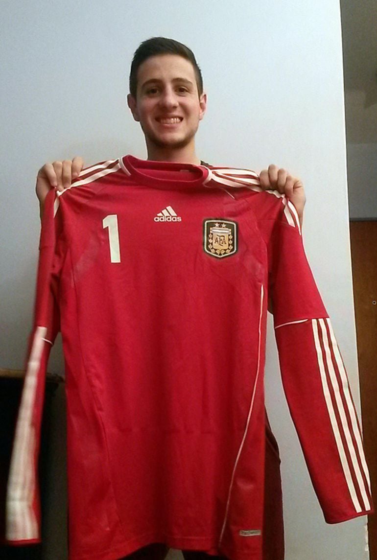 El nuevo guardameta del Palma Futsal, Nico Sarmiento, posa con la camiseta de Argentina