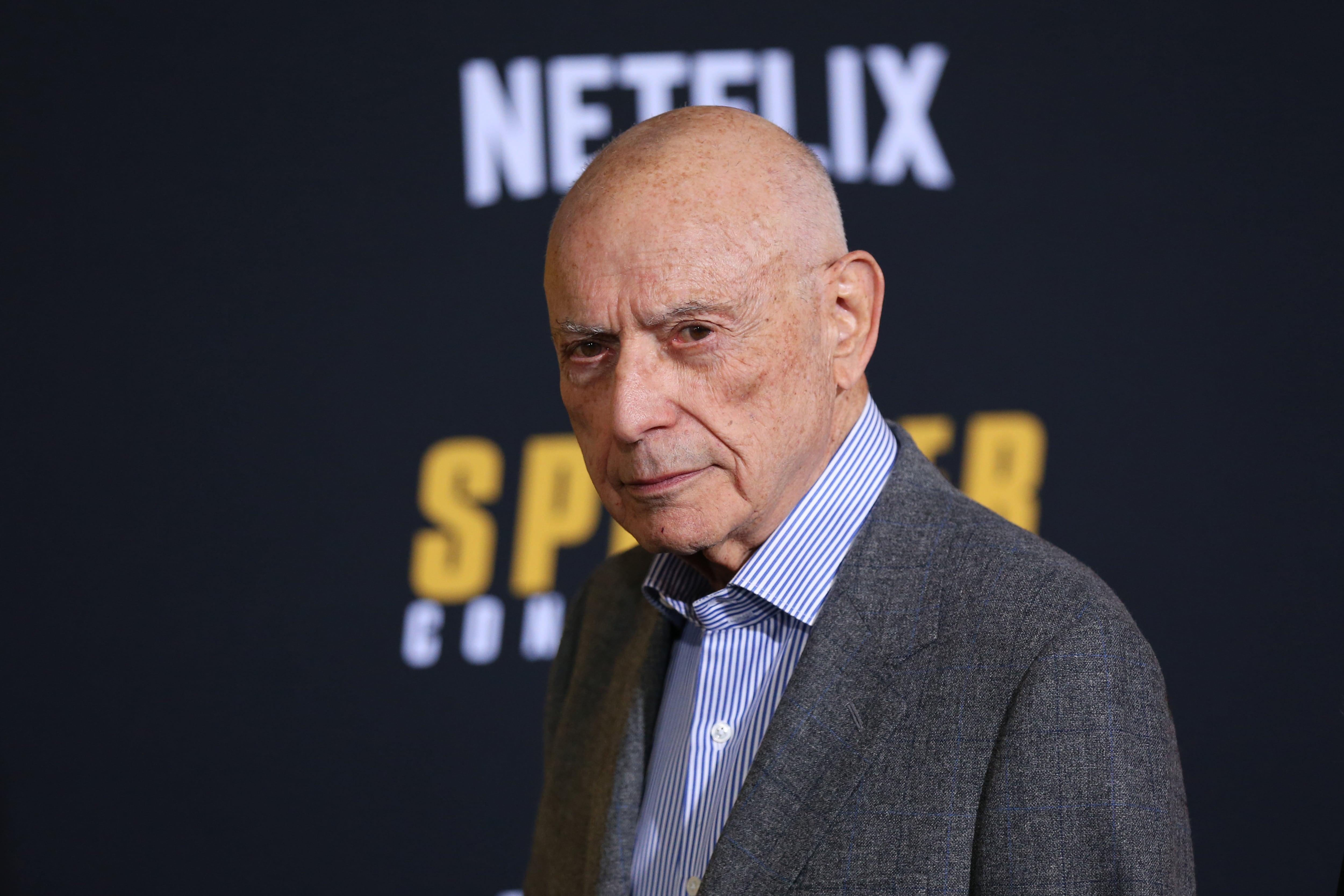 Alan Arkin en una premiere de Netflix