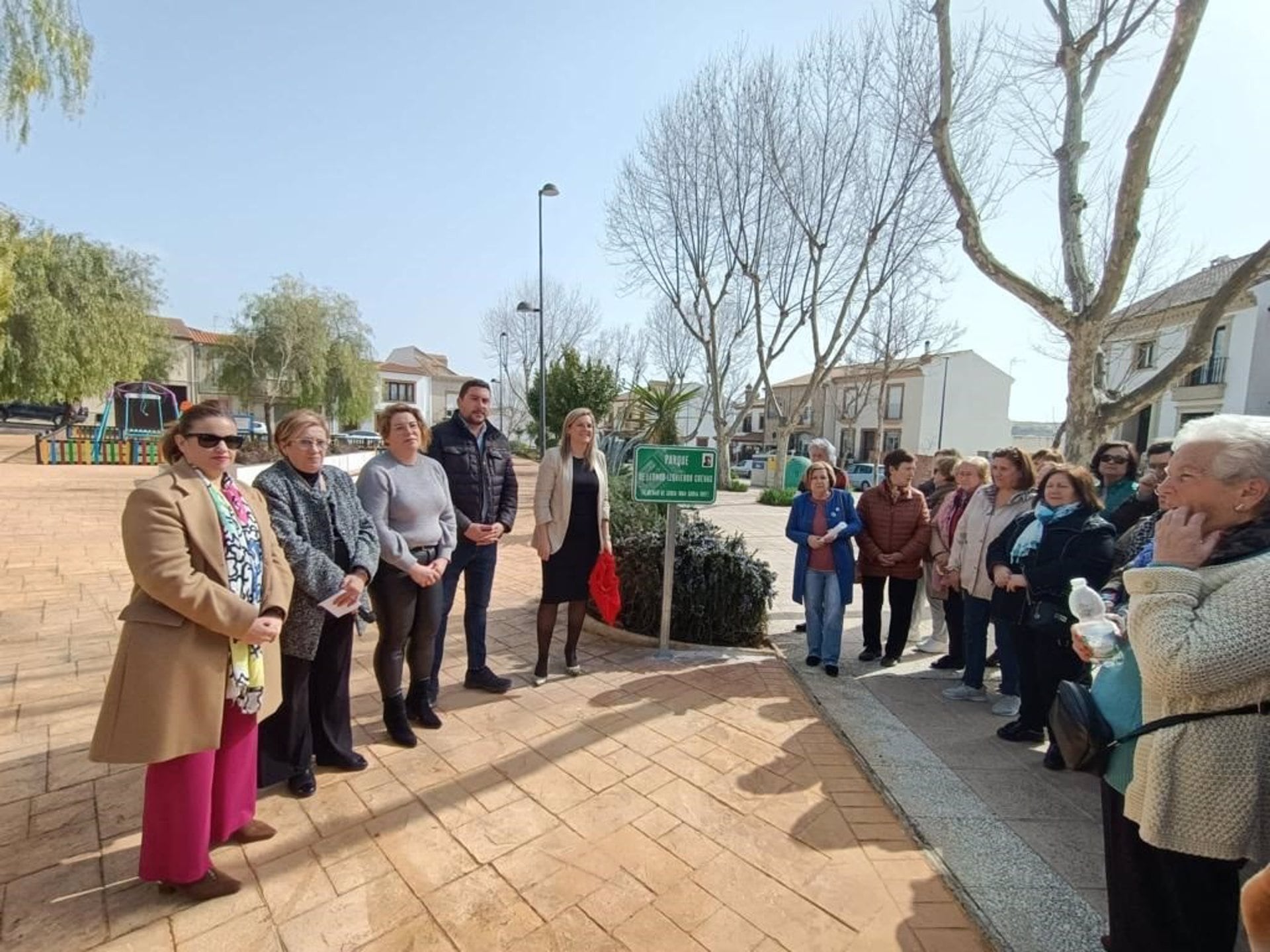 La sociedad y componentes del Ayuntamiento de Baeza inauguran una plaza en honor a Leonor Izquierdo