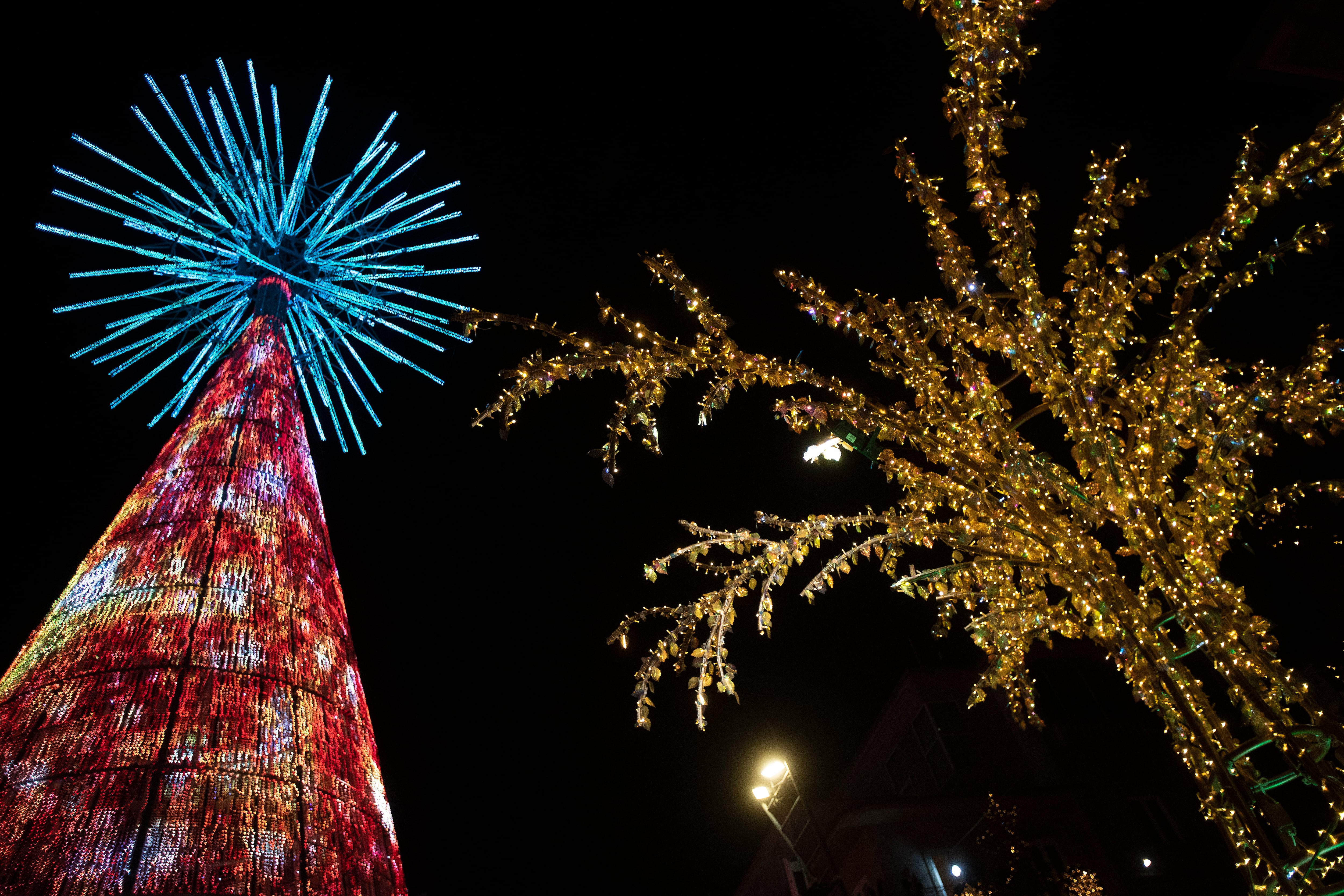 VIGO (PONTEVEDRA), 16/11/2024.- Detalle de un momento del encendido de las luces de Navidad en Vigo por parte del alcalde Abel Caballero, este sábado. EFE / Salvador Sas
