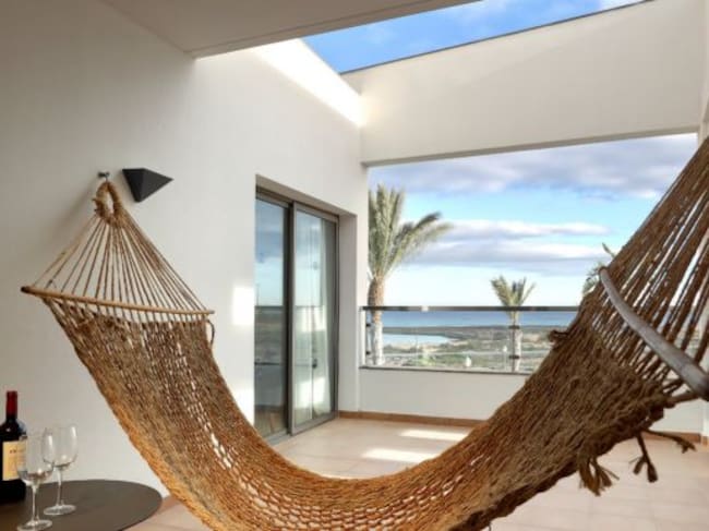 Terraza de una de las habitaciones de Geranios Suites & Spa Hotel situado en Fuerteventura (Canarias).