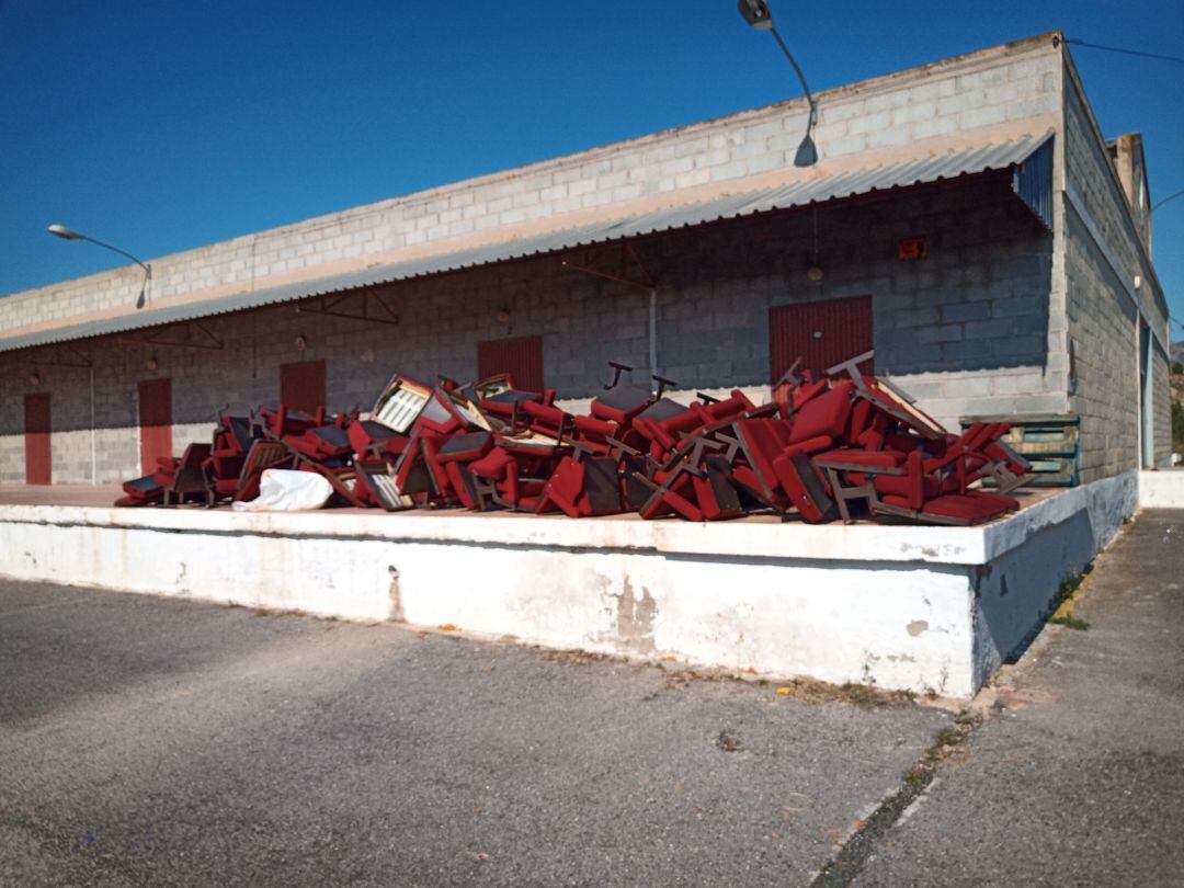 Imagen de las butacas apiladas en la antigua lonja