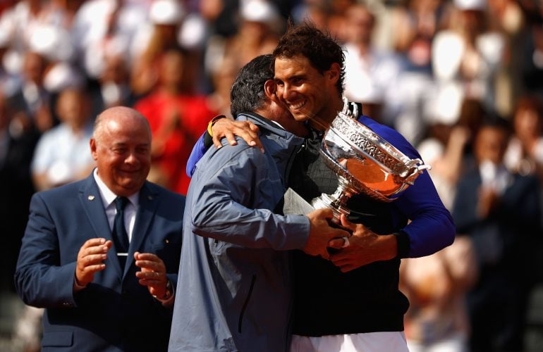 Toni entrega la copa de Mosqueteros a Rafa Nadal