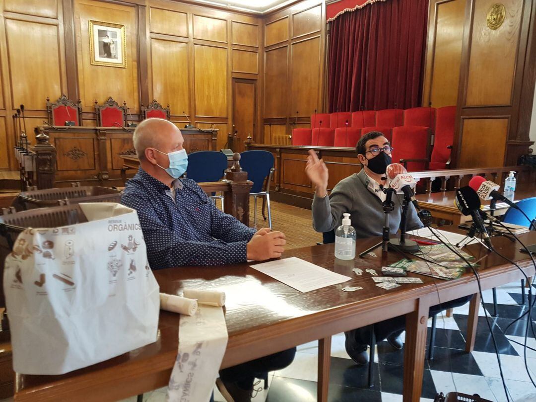 Carles Samper, técnico del departamento de Transición Ecológica y Jordi Silvestre, edil de Transición Ecológica, presentando la nueva campaña para incrementar los usuarios del contenedor marrón.