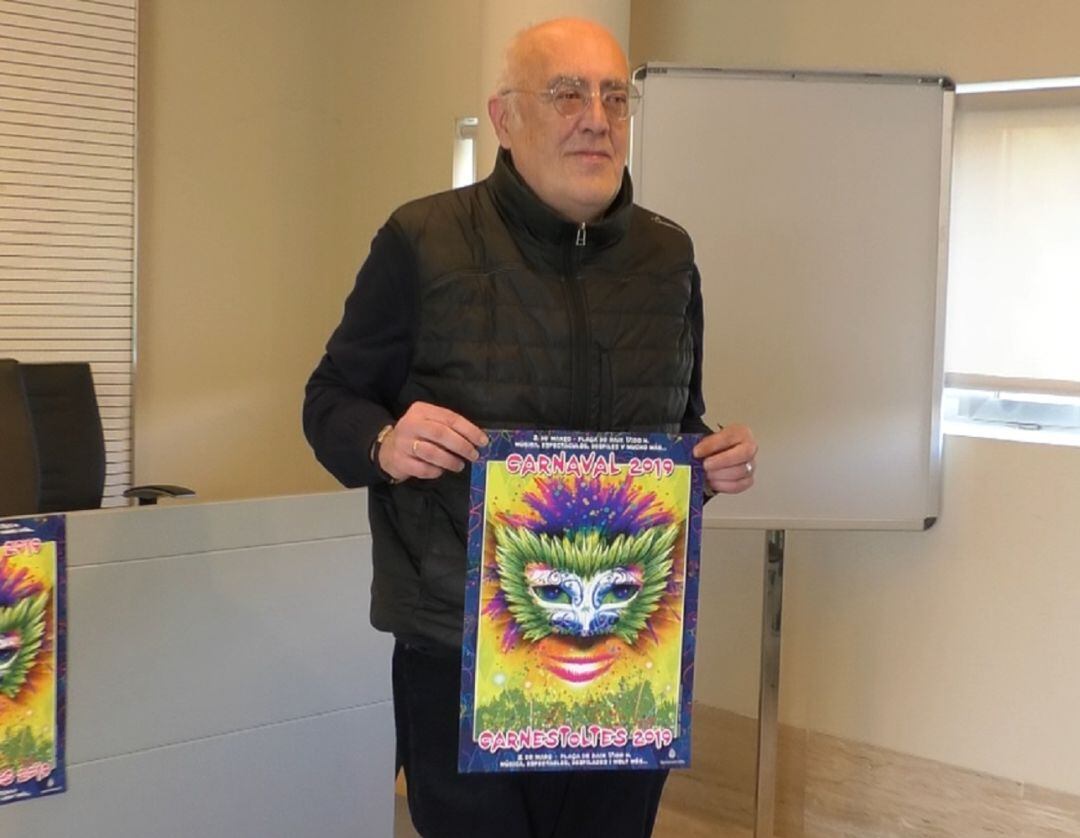 José Pérez, concejal de Fiestas con el cartel de Carnaval