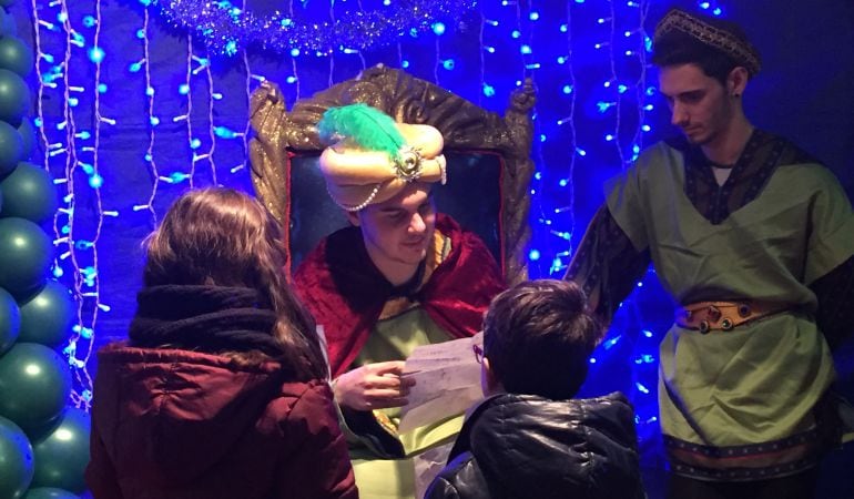 Cada año los niños se acercan personalmente al paje real para entregarles sus cartas a los Reyes Magos y así sus deseos puedan cumplirse
