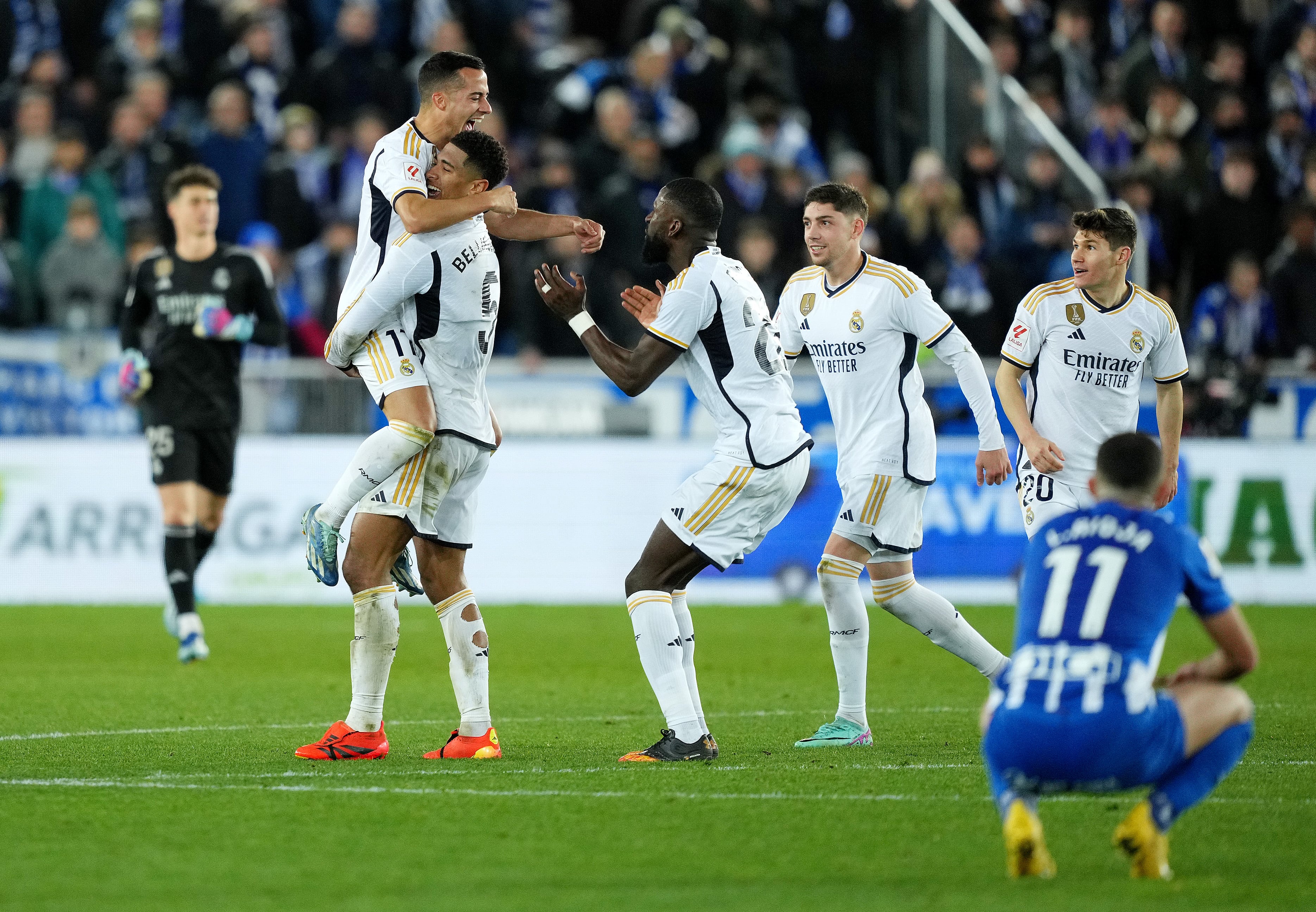 Los jugadores del Real Madrid celebran el tanto de Lucas Vázquez ante el Alavés. (Photo by Juan Manuel Serrano Arce/Getty Images)