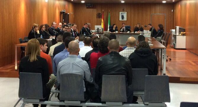 Los acusados en este proceso sentados en la sala de la Audiencia