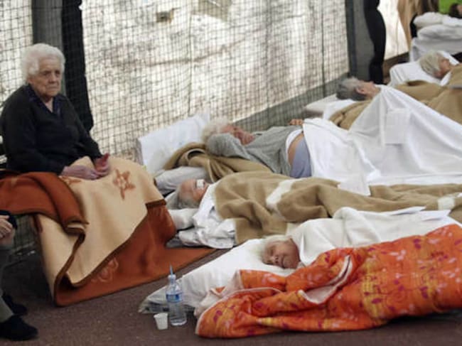 Residentes de un hospital para los ancianos reciben los primeros auxilios tras el terremoto en Finale Emilia