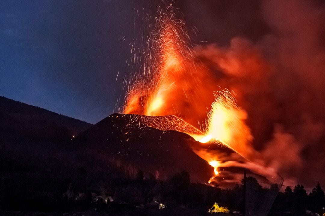 Lava y piroclastos emitidos por el volcán de Cumbre Vieja.