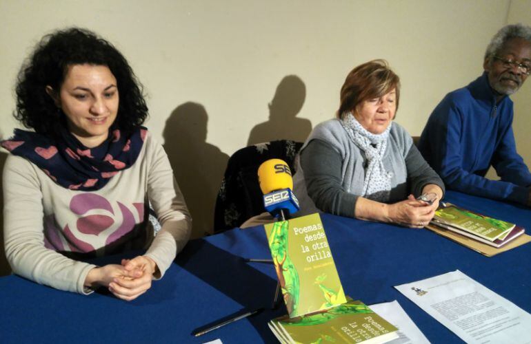Belinda Basilio (i) junto a la vicepresidenta y colaboradores de África Cerca presnetan el poemario "Poemas desde la otra orilla"