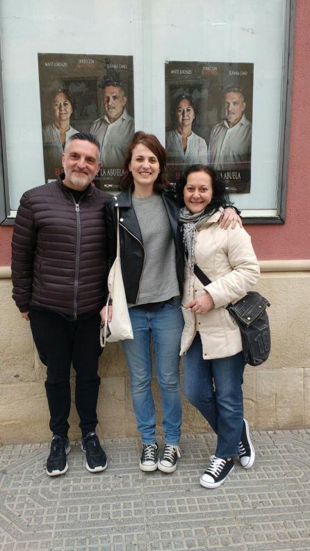 Maite Lorenzo, a la derecha, junto a Natalie Hickey y Juanma Cano, en la puerta del Teatro Vico de la localidad murciana de Jumilla