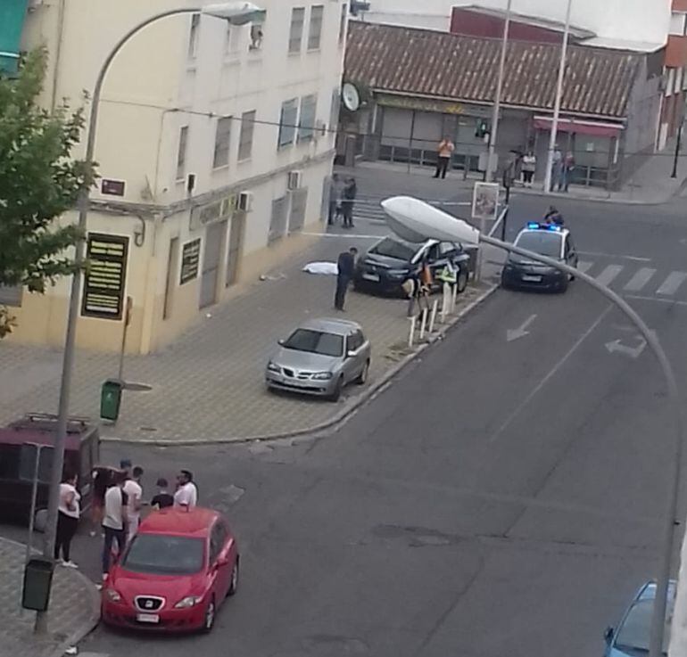 Un vehículo de Policía Nacional interviene en la calle Puente Genil, donde ha tenido lugar el crímen. 